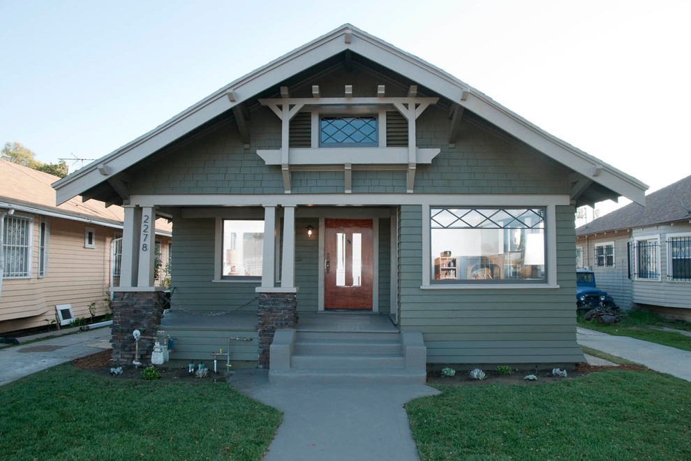 Inspiration for a medium sized and green classic bungalow house exterior in Los Angeles with wood cladding.