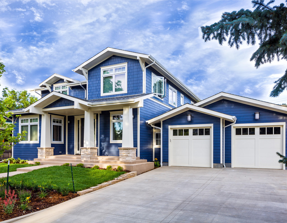 Immagine della facciata di una casa blu classica