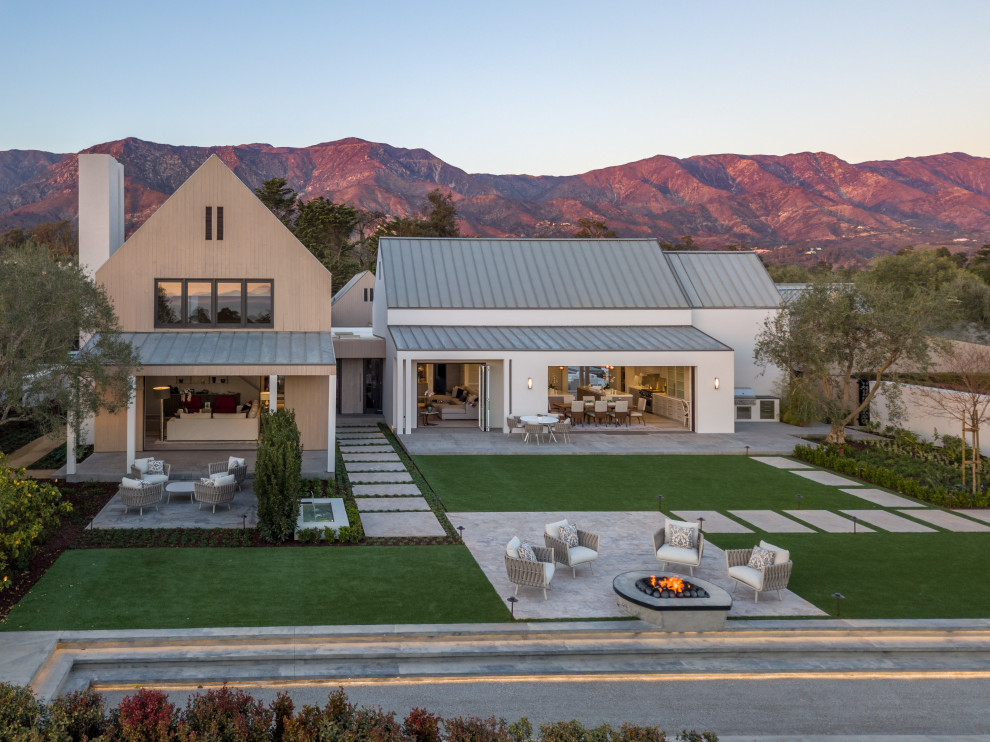 Zweistöckiges Landhaus Einfamilienhaus mit weißer Fassadenfarbe, Satteldach und Blechdach in Santa Barbara