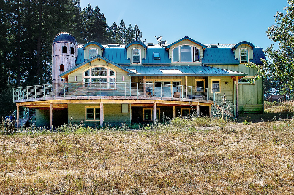 Ispirazione per la facciata di una casa verde country a tre piani con rivestimento in legno