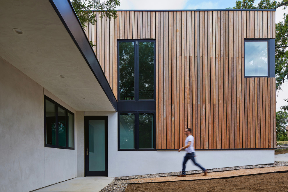 Ejemplo de fachada de casa multicolor minimalista de tamaño medio de dos plantas con revestimiento de madera y tejado plano