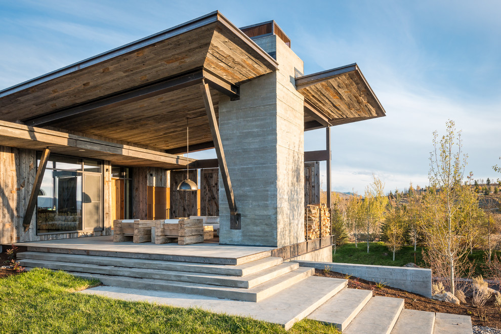 Großes, Zweistöckiges Uriges Haus mit Mix-Fassade und Pultdach in Sonstige