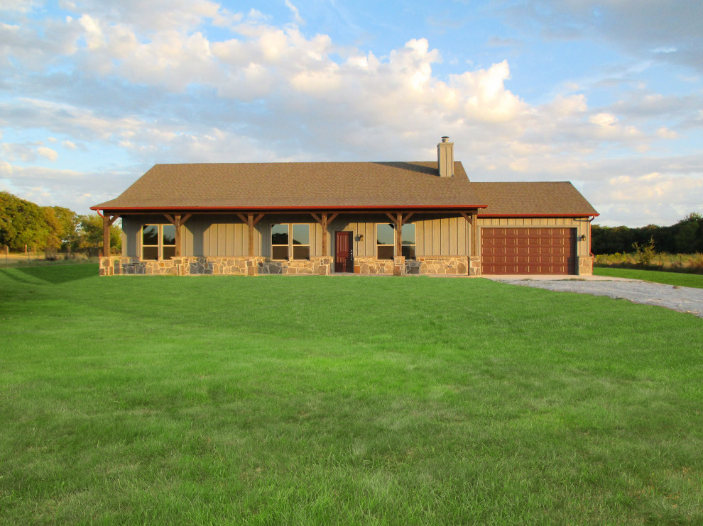 Einstöckiges Landhausstil Haus mit grauer Fassadenfarbe, Satteldach und Schindeldach in Dallas