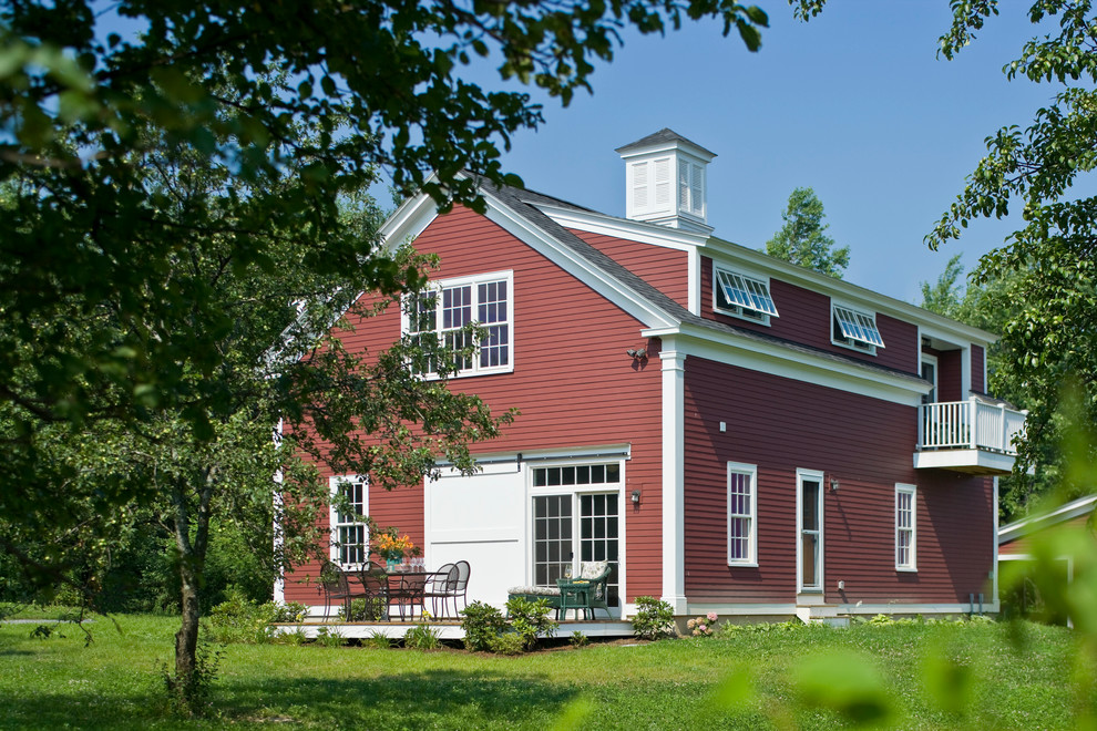 Ispirazione per la facciata di una casa rossa country a due piani