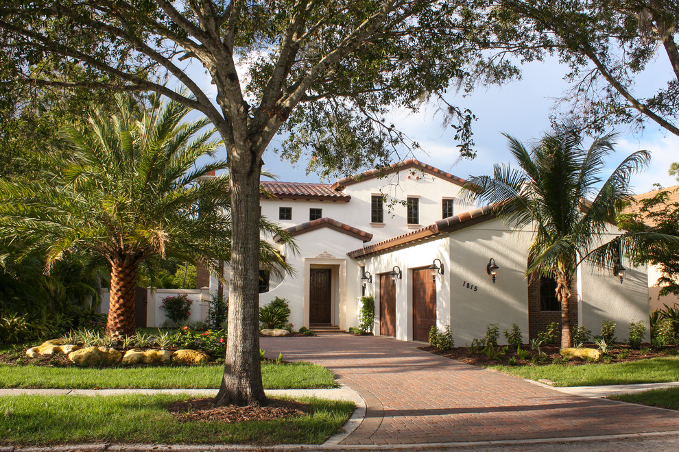 Zweistöckiges Mediterranes Haus mit Putzfassade und beiger Fassadenfarbe in Tampa