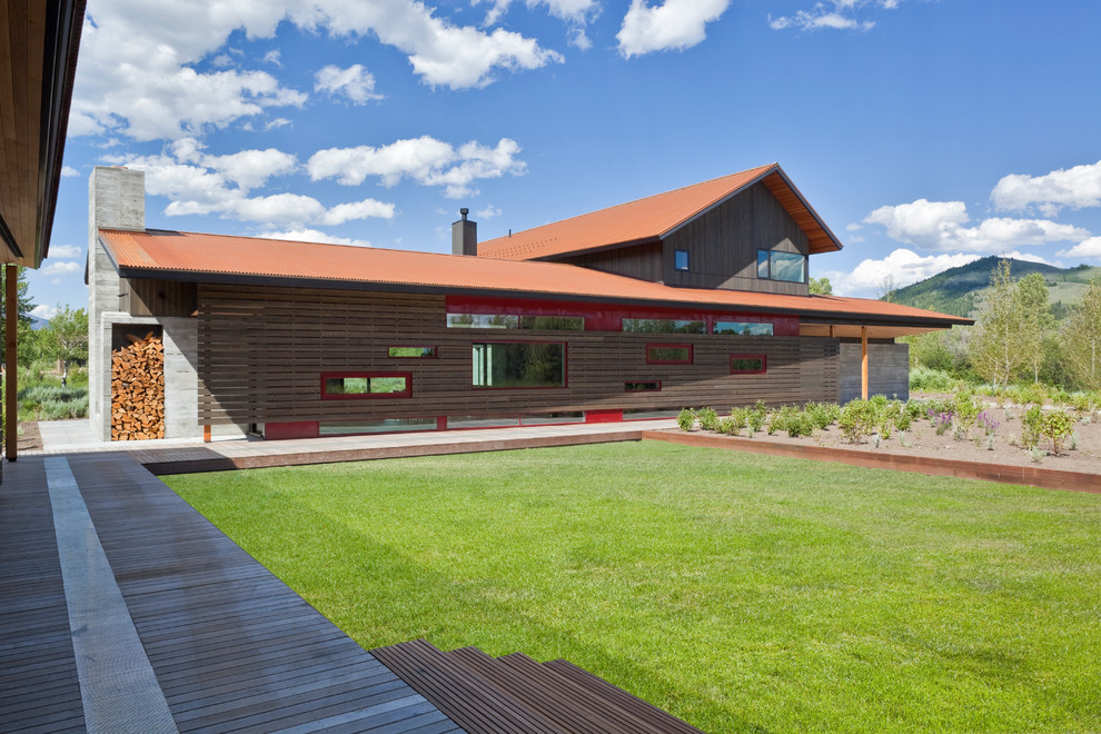 Идея дизайна: большой, двухэтажный, деревянный, разноцветный частный загородный дом в современном стиле с двускатной крышей и металлической крышей