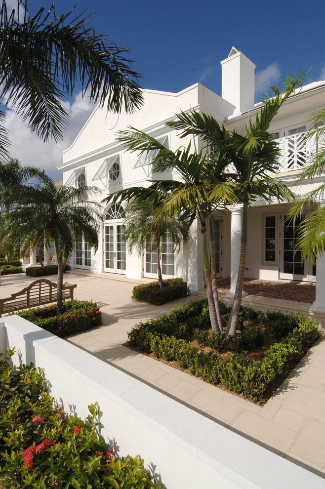 Ispirazione per la facciata di una casa bianca tropicale a due piani