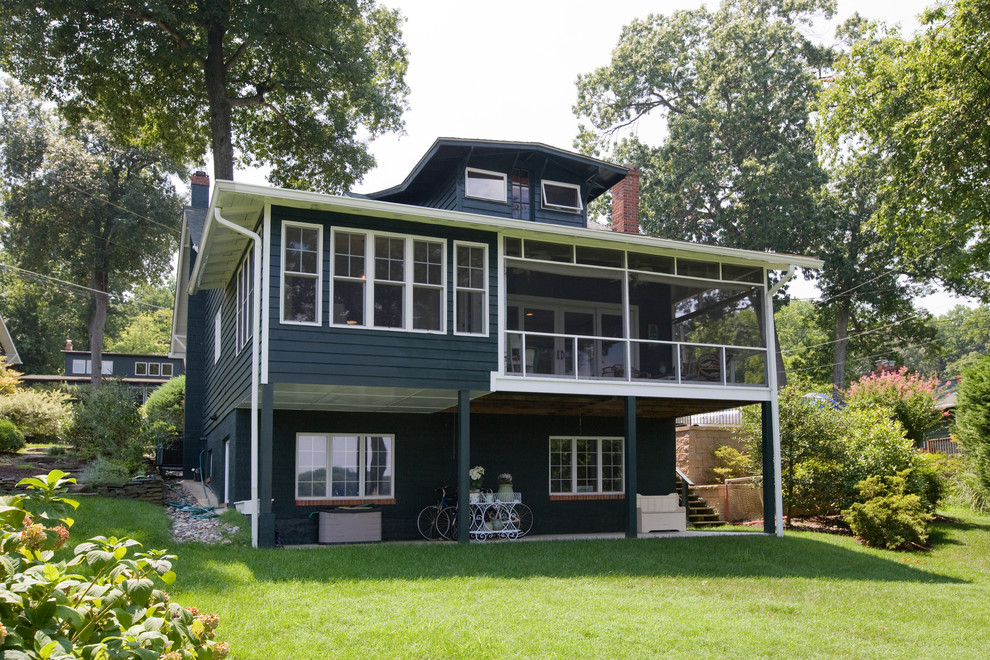 Пример оригинального дизайна: трехэтажный, зеленый, деревянный дом среднего размера в классическом стиле с двускатной крышей