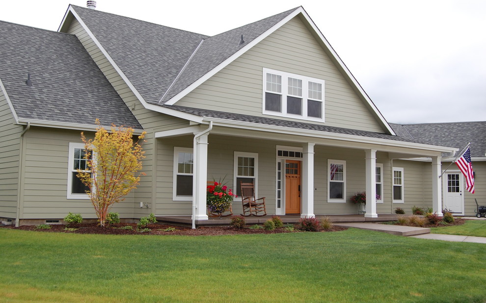 Uriges Haus mit grüner Fassadenfarbe und Satteldach in Portland