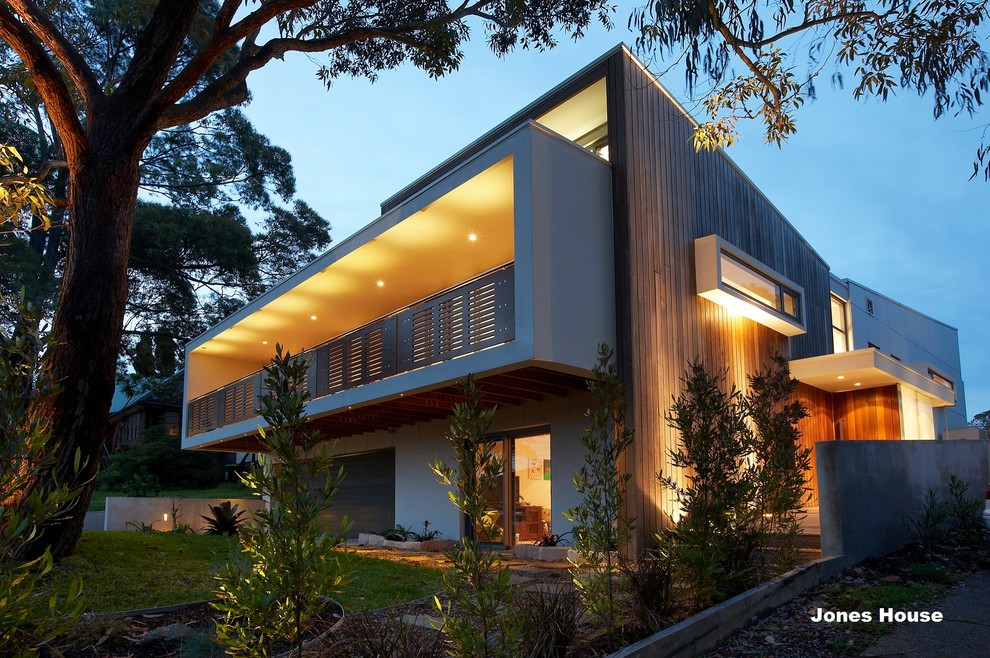 Стильный дизайн: двухэтажный, белый частный загородный дом среднего размера в современном стиле с комбинированной облицовкой, крышей-бабочкой и металлической крышей - последний тренд