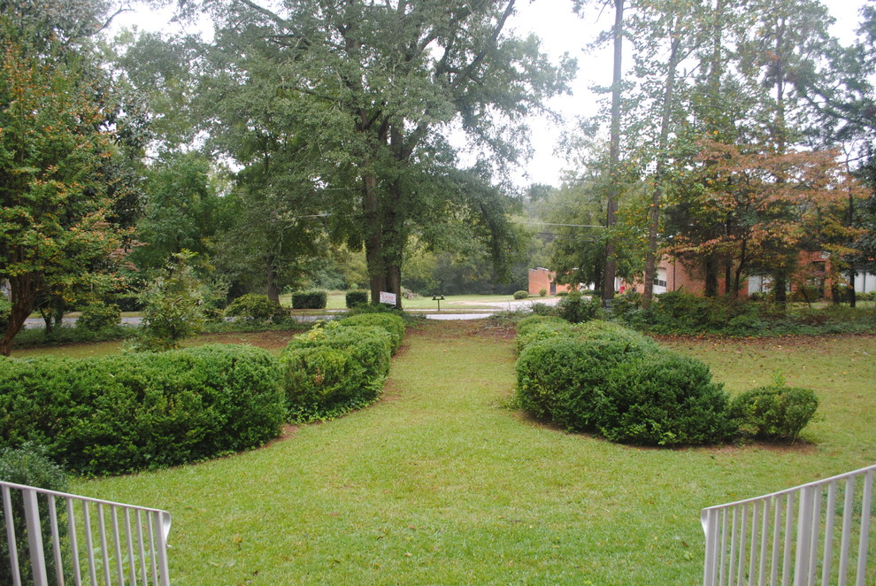 This is an example of a large classic garden in Atlanta.