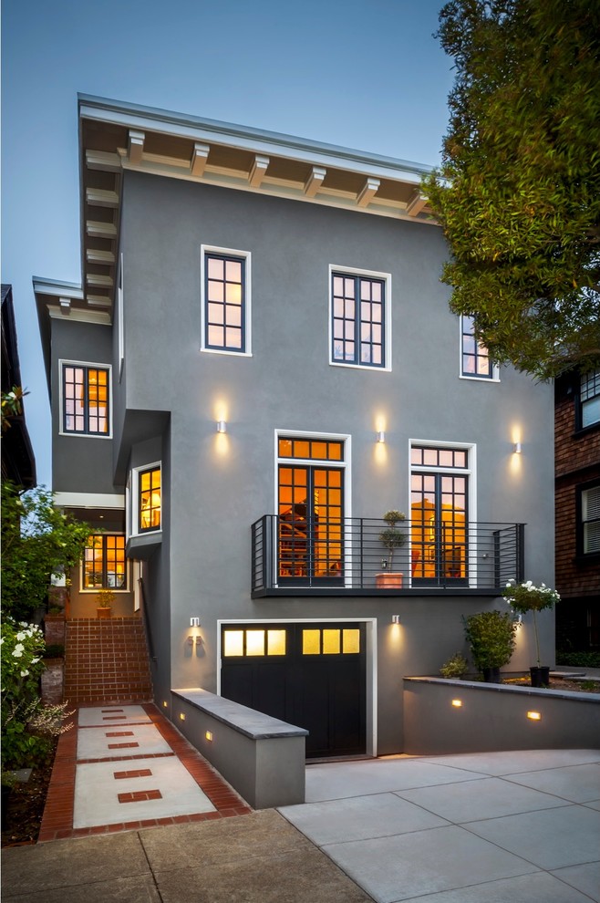 На фото: трехэтажный, серый дом среднего размера в стиле неоклассика (современная классика) с облицовкой из цементной штукатурки с