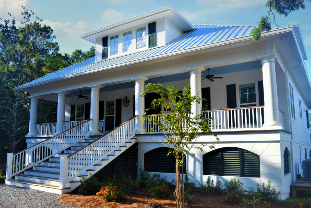 Idee per la villa bianca stile marinaro con rivestimento in legno, tetto a padiglione e copertura in metallo o lamiera