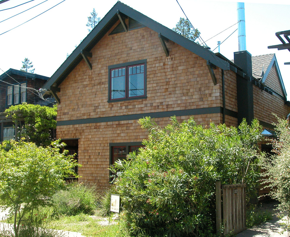 Imagen de fachada de casa marrón de estilo americano de tamaño medio de dos plantas con tejado de teja de madera