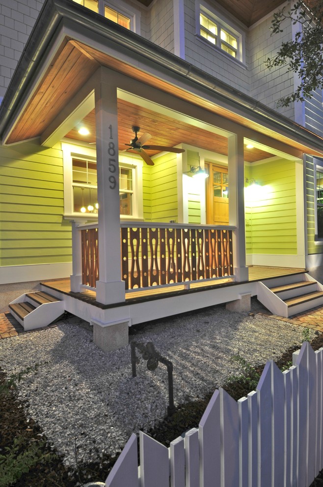 Immagine della facciata di una casa country con rivestimento in legno