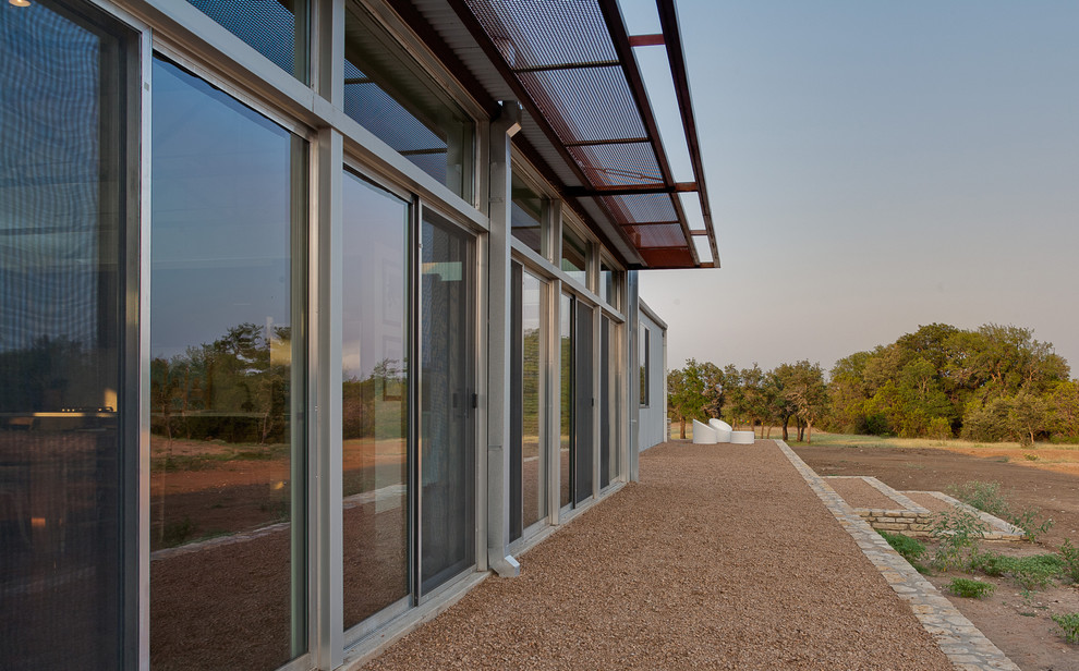 Foto della facciata di una casa contemporanea con rivestimento in vetro