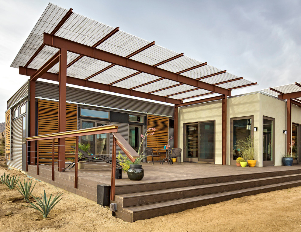 Große, Einstöckige Moderne Holzfassade Haus mit brauner Fassadenfarbe in Los Angeles