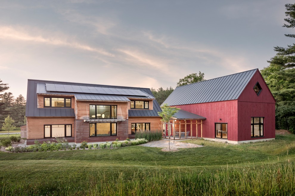 Zweistöckige Country Holzfassade Haus mit Blechdach und Dachgaube in Burlington
