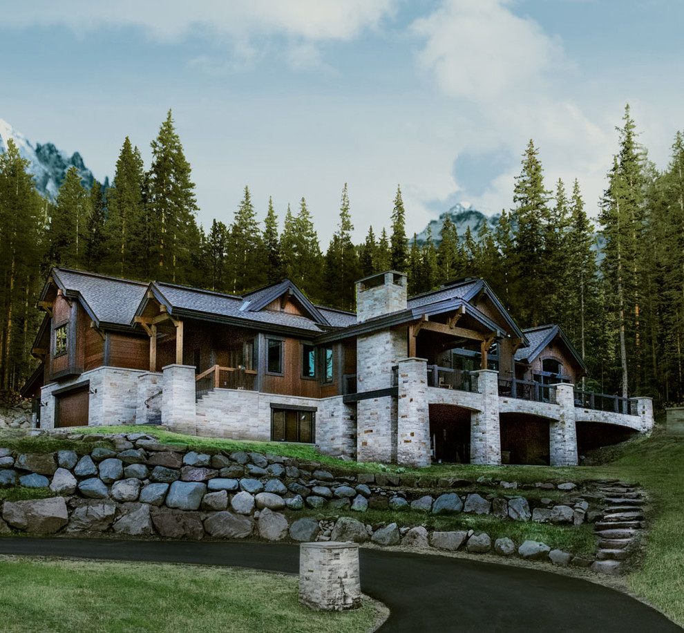 Idées déco pour une grande façade de maison marron montagne à un étage avec un revêtement mixte et un toit en appentis.