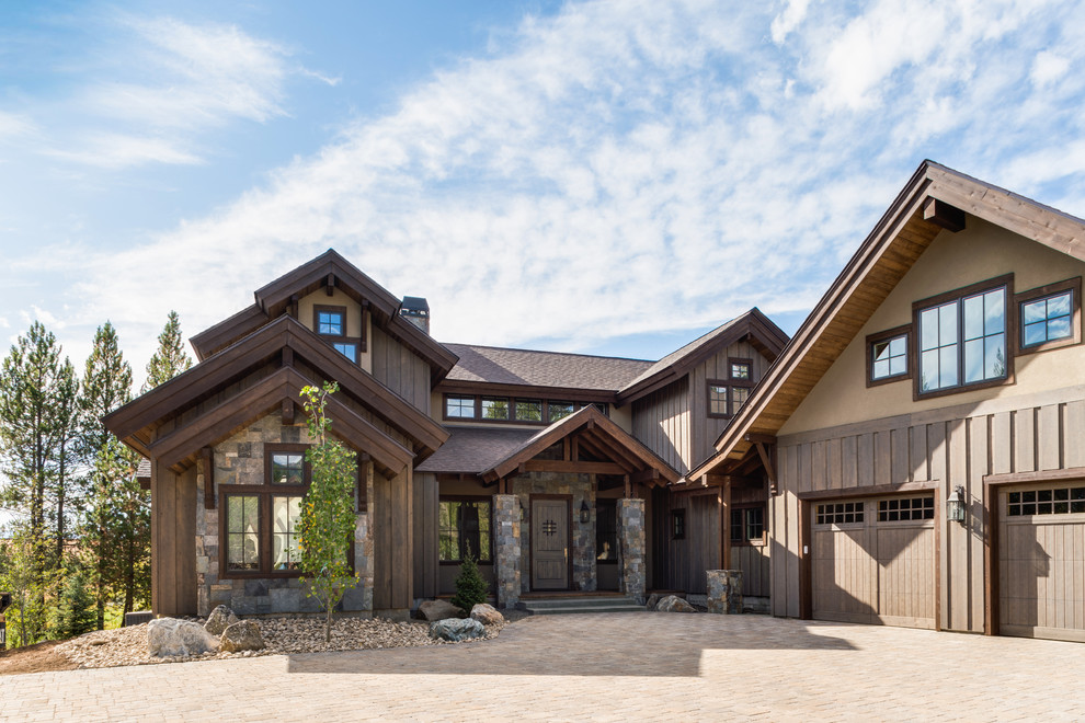 Zweistöckiges Uriges Einfamilienhaus mit Mix-Fassade, brauner Fassadenfarbe, Satteldach und Schindeldach in Boise