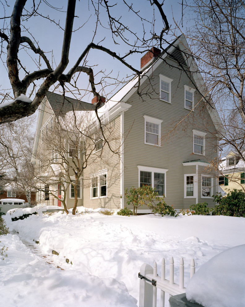 Источник вдохновения для домашнего уюта: большой, двухэтажный, деревянный, серый частный загородный дом в классическом стиле
