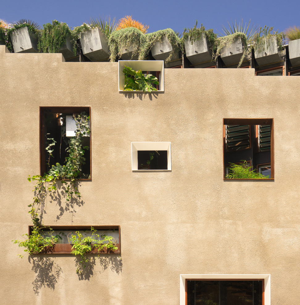 Свежая идея для дизайна: трехэтажный, коричневый частный загородный дом в стиле модернизм с облицовкой из цементной штукатурки - отличное фото интерьера