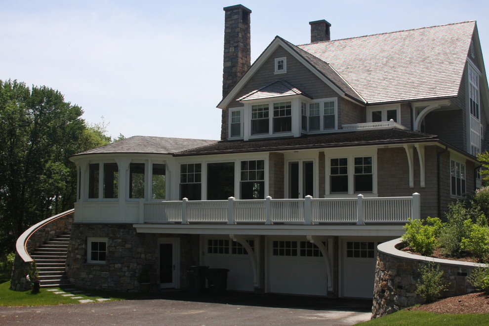 Geräumiges, Dreistöckiges Rustikales Einfamilienhaus mit Mix-Fassade, grauer Fassadenfarbe, Satteldach und Ziegeldach in New York