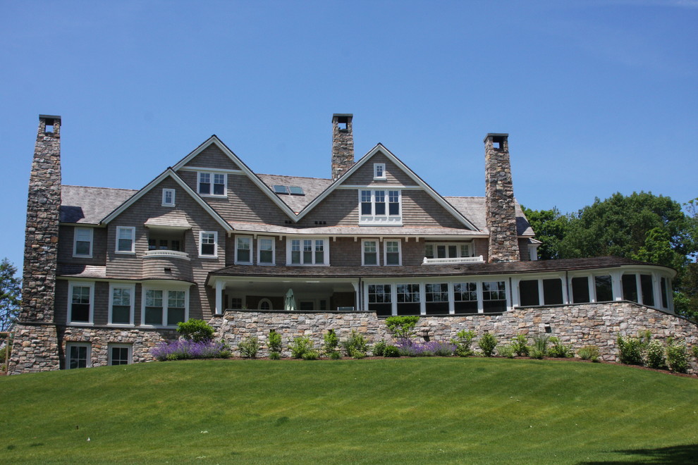 Foto de fachada de casa gris de estilo americano extra grande de tres plantas con revestimientos combinados, tejado a dos aguas y tejado de teja de barro