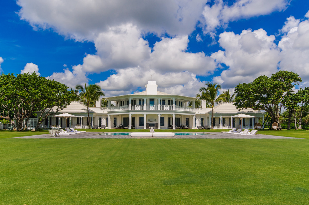 Geräumiges, Zweistöckiges Haus mit weißer Fassadenfarbe in Miami