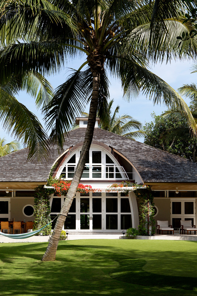 Свежая идея для дизайна: большой, бежевый частный загородный дом в морском стиле с вальмовой крышей и крышей из гибкой черепицы - отличное фото интерьера