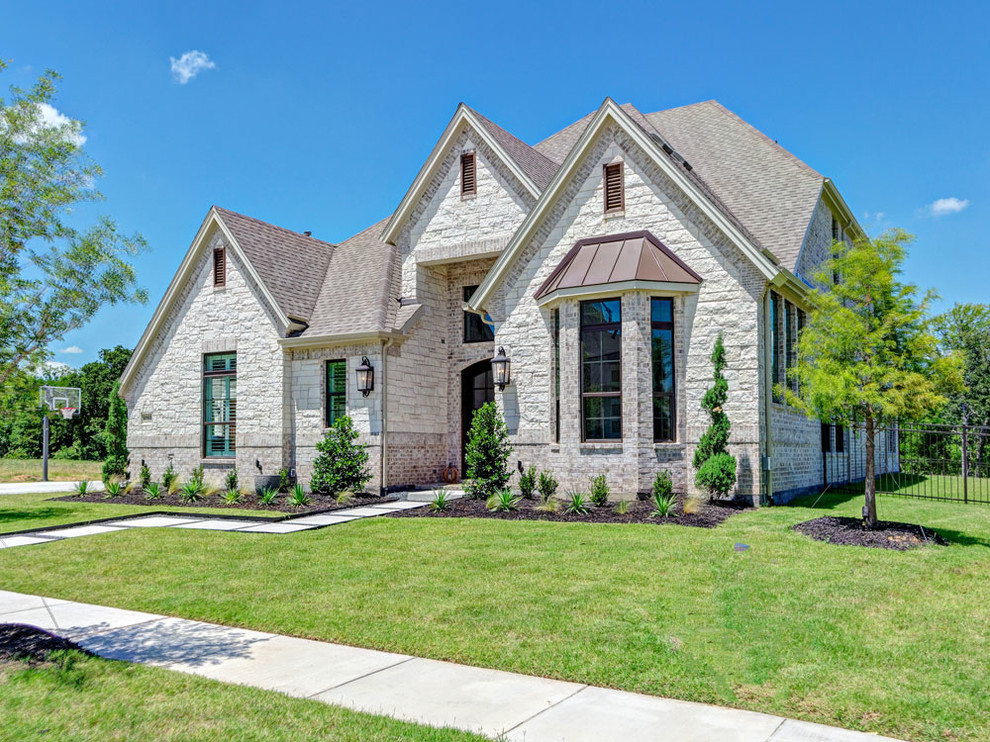 Großes, Zweistöckiges Shabby-Chic Einfamilienhaus mit Steinfassade, weißer Fassadenfarbe, Satteldach und Schindeldach in Dallas