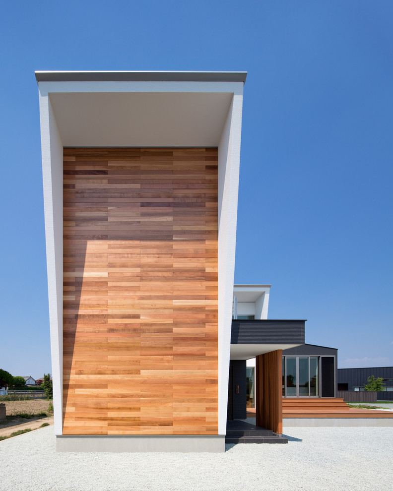 Inspiration for a modern exterior home remodel in Fukuoka