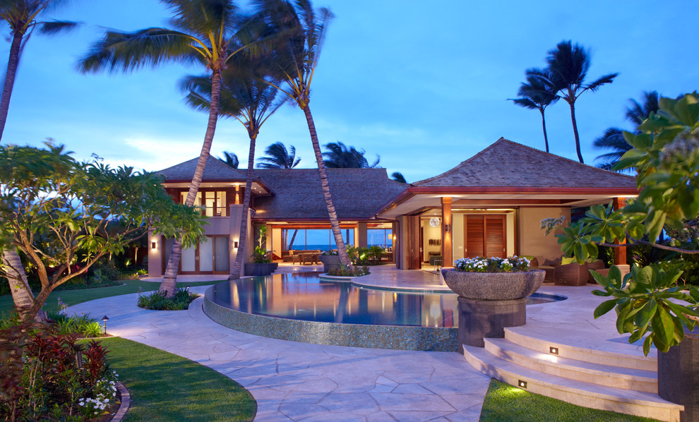 Design ideas for a world-inspired house exterior in Hawaii.