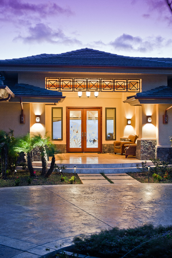 Idee per la villa beige tropicale a un piano con rivestimento in stucco, tetto a padiglione e copertura in tegole