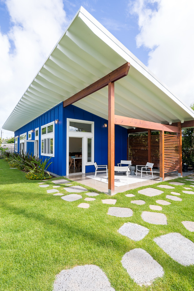 Bild på ett tropiskt blått hus, med allt i ett plan
