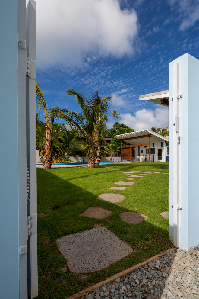 Esempio della facciata di una casa blu tropicale a un piano