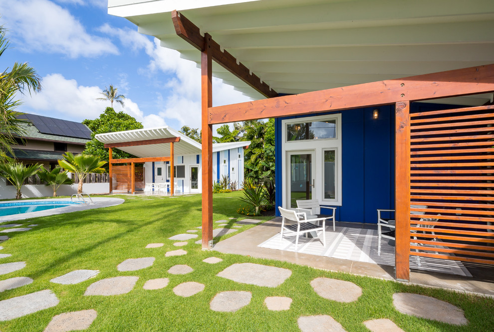 Стильный дизайн: одноэтажный, синий дом в морском стиле - последний тренд