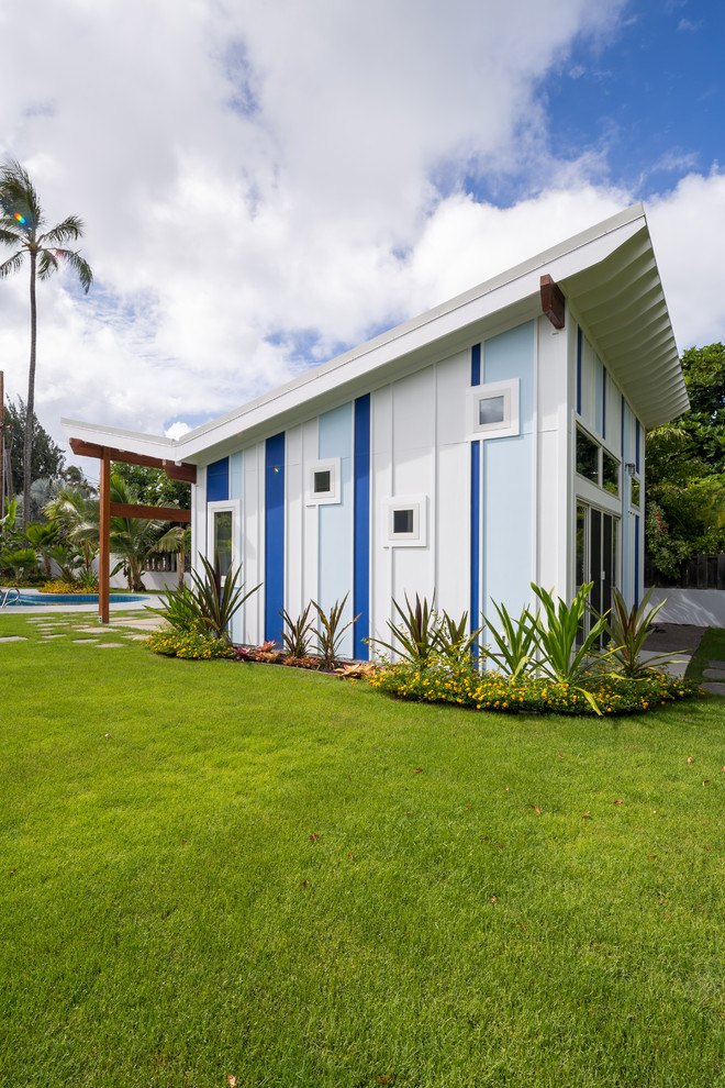 Foto på ett tropiskt blått hus, med allt i ett plan