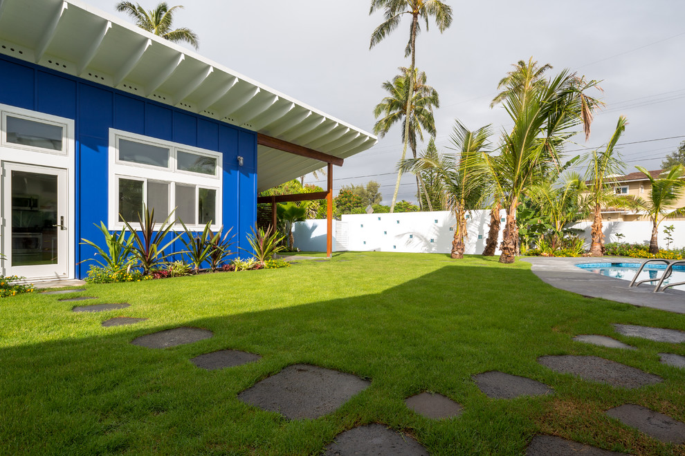 Exempel på ett exotiskt blått hus, med allt i ett plan