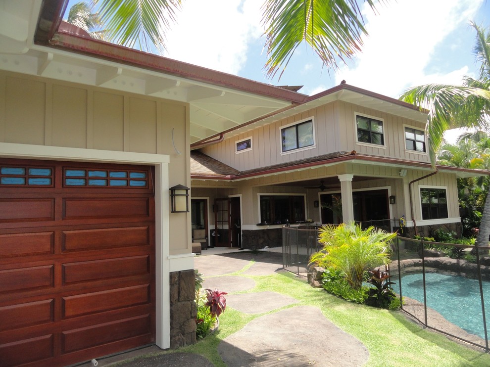 Mittelgroßes, Zweistöckiges Klassisches Haus mit Mix-Fassade, beiger Fassadenfarbe und Satteldach in Hawaii