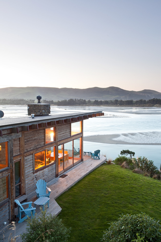 Maritime Holzfassade Haus mit Flachdach in Dunedin