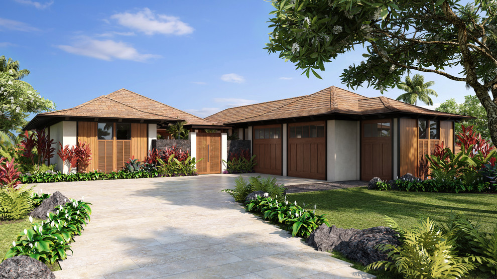 Ispirazione per la villa grande beige tropicale a un piano con rivestimento in stucco, tetto a padiglione e copertura a scandole