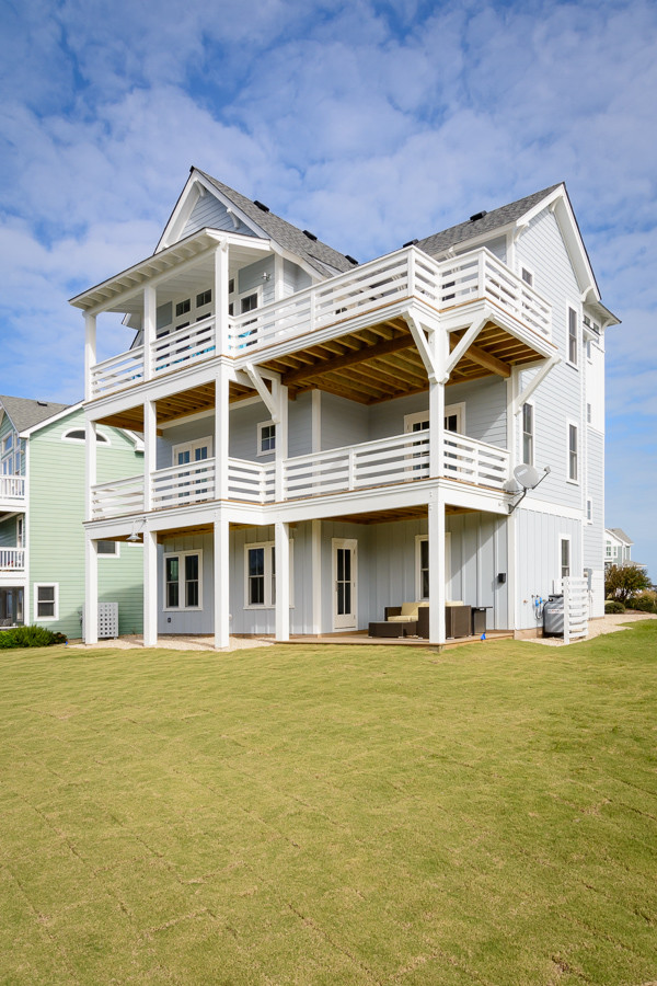 Immagine della facciata di una casa grande stile marinaro a tre piani
