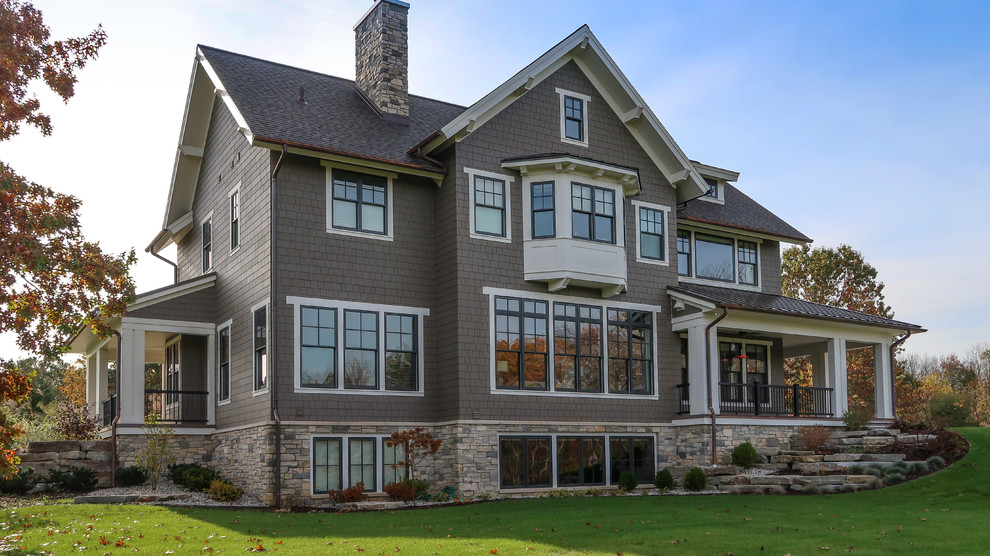 Großes, Zweistöckiges Klassisches Einfamilienhaus mit Mix-Fassade und Misch-Dachdeckung in Grand Rapids