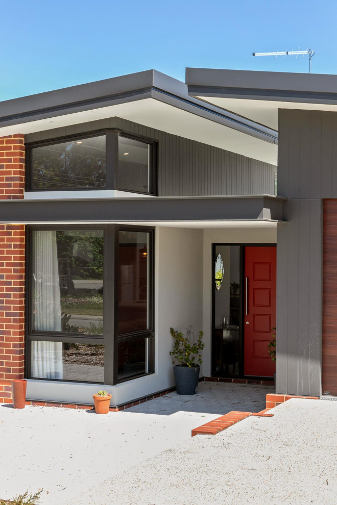 Mittelgroßes, Einstöckiges Industrial Einfamilienhaus mit schwarzer Fassadenfarbe, Pultdach, Blechdach und schwarzem Dach in Perth