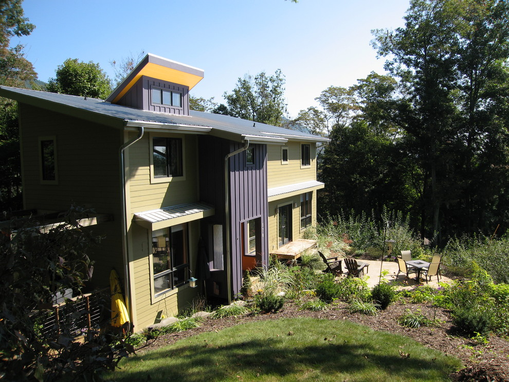 シャーロットにあるお手頃価格の中くらいなコンテンポラリースタイルのおしゃれな家の外観 (コンクリート繊維板サイディング、緑の外壁) の写真
