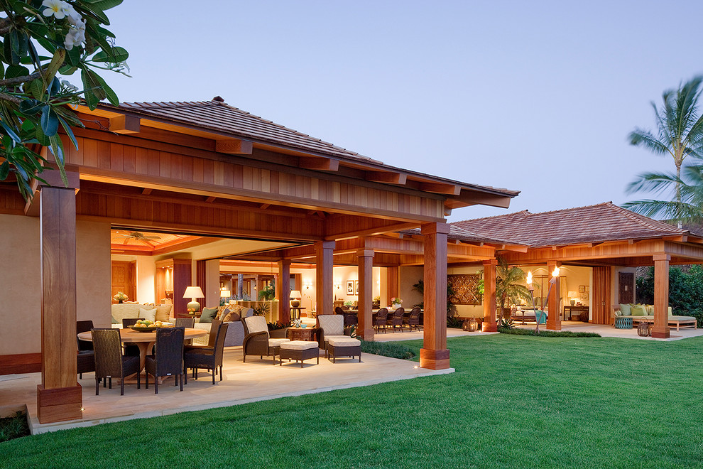 Tropical one-story exterior home idea in Hawaii
