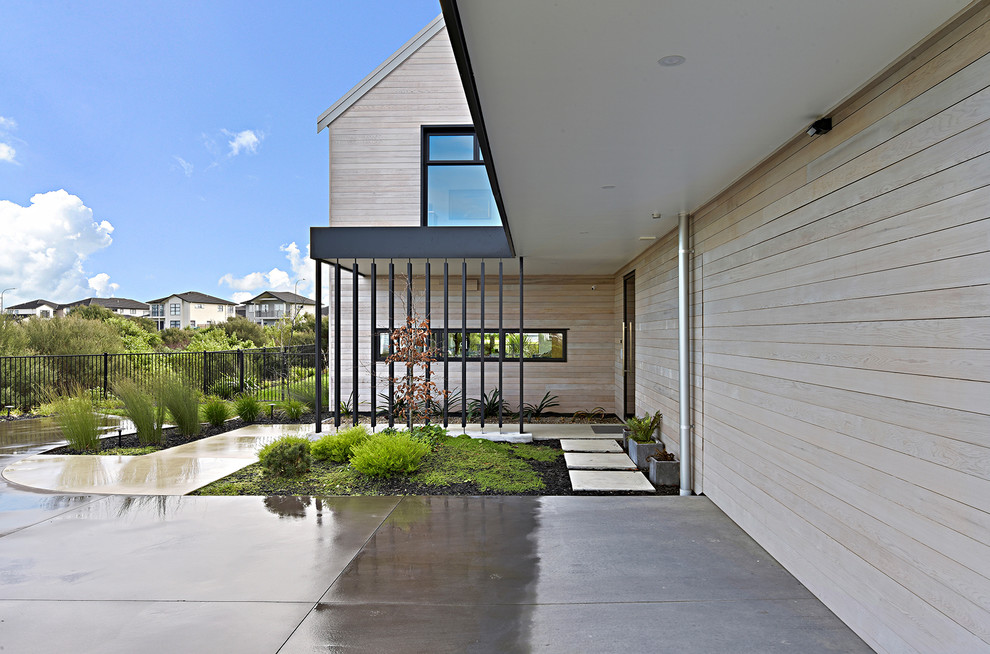 Идея дизайна: огромный, двухэтажный, деревянный, серый частный загородный дом в стиле модернизм с двускатной крышей и металлической крышей