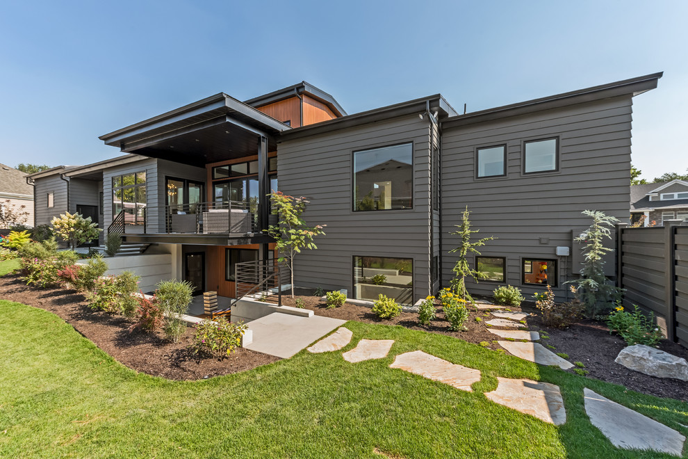 Großes, Einstöckiges Modernes Einfamilienhaus mit Mix-Fassade, grauer Fassadenfarbe, Satteldach und Schindeldach in Salt Lake City