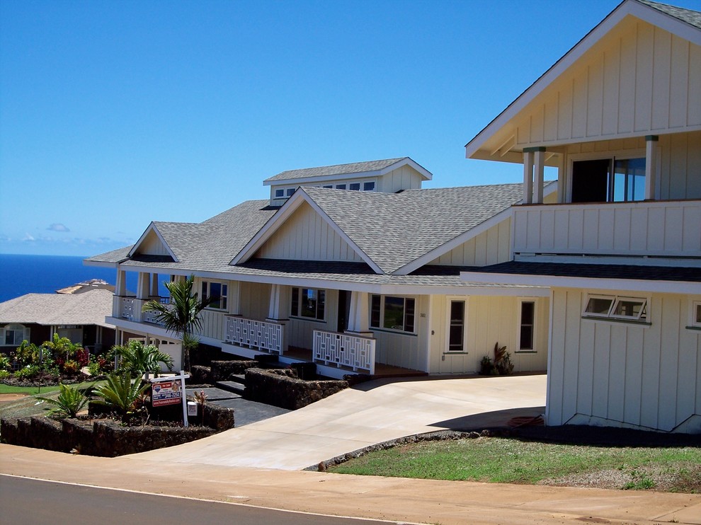 Diseño de fachada de casa beige marinera grande de dos plantas con revestimiento de madera, tejado de teja de madera y tejado a dos aguas
